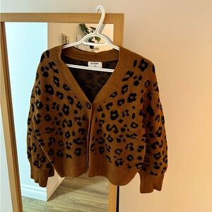 Semi-cropped knitted cardigan